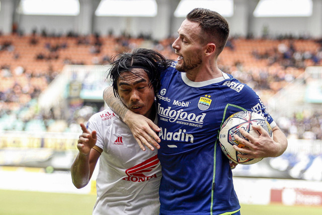 Pemain Persib Bandung Marc Klok (kanan) bersitegang dengan pemain PSM Makassar Erwin Gutawa (kiri) pada lanjutan BRI Liga 1 di Stadion Pakansari, Kabupaten Bogor, Jawa Barat, Selasa (14/2/2023).  Foto: Yulius Satria Wijaya/ANTARA FOTO