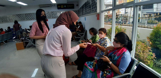 Petugas KAI sedang membagikan cokelat gratis untuk penumpang KA Bandara di Stasiun Tugu Yogyakarta, Selasa (14/2/2023). Foto: Len/Tugu Jogja