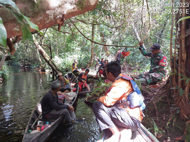 Petugas mencari pria asal Bengkayang yang dilaporkan hilang saat memancing. Foto: Dok. Istimewa