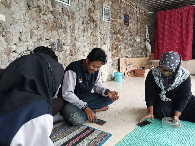 Agenda Menemui Ibu Irul Sekalu Ketua IKM DI Desa Sukolelo Guna Membahas Bantuan Untuk Pemasaran Produk UMKM Desa Sukolelo, Dokumentasi Kelompok 15 Tim KKN-P Umsida 