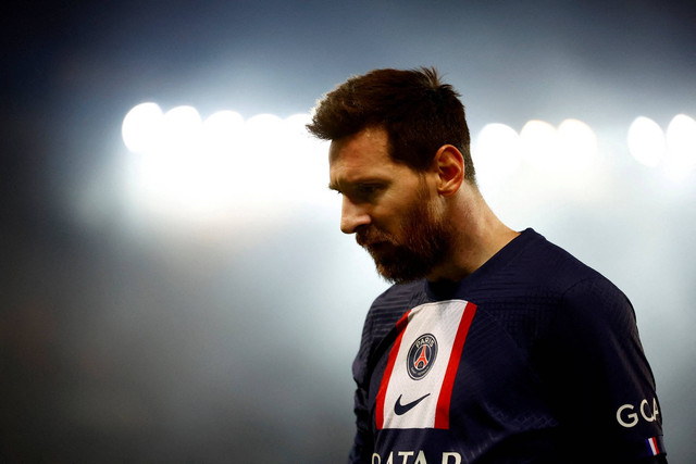 Pemain Paris St Germain Lionel Messi terlihat sedih setelah pertandingan melawan Bayern Muenchen di Stadion Parc des Princes, Paris, Prancis, Selasa (14/2/2023). Foto: Christian Hartmann/REUTERS