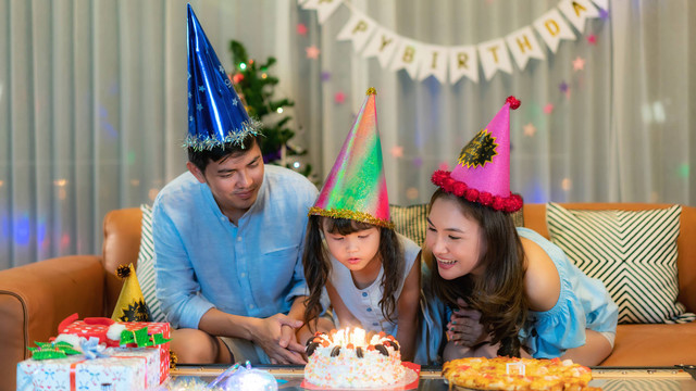 Ilustrasi meniup kue ulang tahun. Foto: Travelpixs/Shutterstock