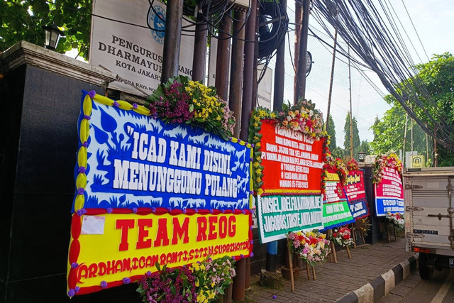 Karangan bunga di depan PN Jaksel jelang vonis Richard Eliezer, Rabu (15/2/2023). Foto: Hedi/kumparan