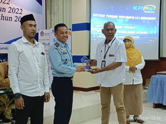 Kepala Rutan Kraksaan saat menerima penghargaan dari Kepala KPPN Bondowoso. (Humas Rutan Kraksaan)