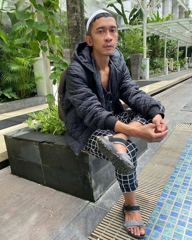 Penampilan Aming pakai baju koko dan peci. Foto: Instagram/@amingisback