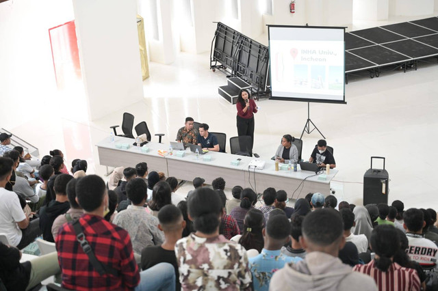 Papua Muda Inspiratif (PMI) mengadakan kegiatan bimbingan belajar untuk masuk sekolah kedinasan bagi anak muda Papua di gedung Papua Youth Creative Hub (PYCH) di Jayapura, Papua. Foto: Dok. Istimewa