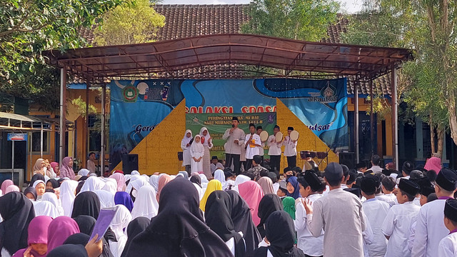 Sholawat bersama yang diikuti oleh seluruh warga SD Alkautsar Temanggung dalam peringatan Isra Mikraj. Foto: Leo