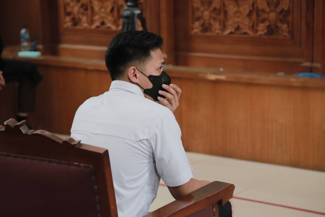 Terdakwa Richard Eliezer tiba di ruang sidang untuk menjalani sidang vonis di Pengadilan Negeri Jakarta Selatan, Rabu (15/2/2023). Foto: Jamal Ramadhan/kumparan