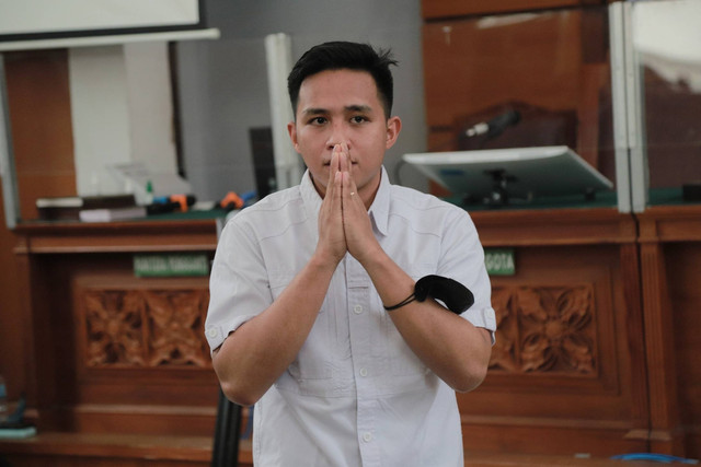 Terdakwa Richard Eliezer tiba di ruang sidang untuk menjalani sidang vonis di Pengadilan Negeri Jakarta Selatan, Rabu (15/2/2023). Foto: Jamal Ramadhan/kumparan