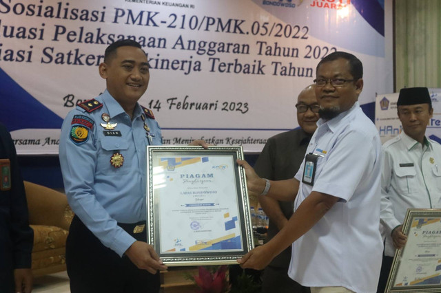 Penyerahan Penghargaan oleh KPPN Bondowoso