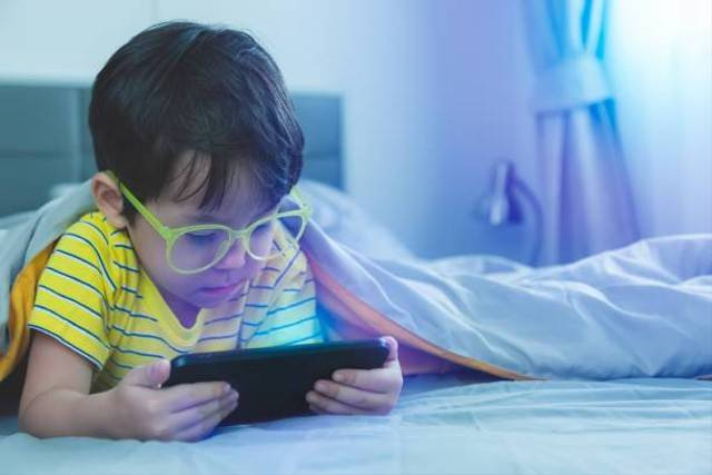 Ilustrasi seorang anak memainkan Game Simulator Offline Android. Foto: Pexels.com