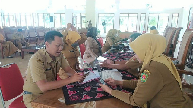 Para ASN yang berada di lingkup Kabupaten Magelang tengah lakukan pendataan IKD di Pendopo drh Soepardi. Foto: dok Dukcapil Kab Magelang.