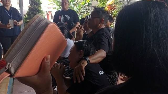 Keluarga Bharada Richard Eliezer Pudihan Lumiu di Manado menggelar ibadah bersama sembari mendengarkan hasil putusan.