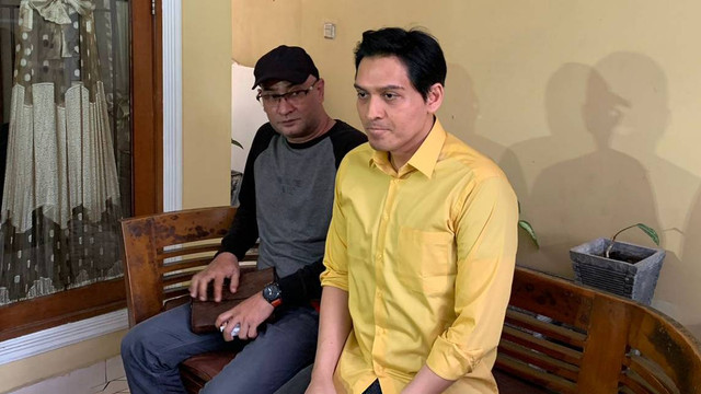 Mantan Wakil Bupati Indramayu, Lucky Hakim jumpa pers di kediamannya, Rumah Kecik Madati, Depok, Jawa Barat, Rabu (15/2). Foto: Luthfi Humam/kumparan