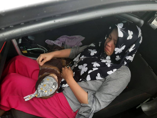 Dewi Sartika menangis tak bisa berkata apa-apa saat tahu bayi yang sedang disusuinya itu tertindih dan meninggal. Dok: Ist.