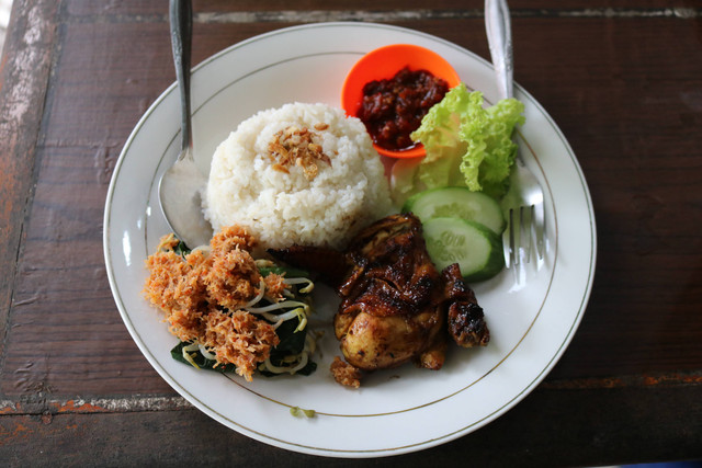 Ilustrasi Kuliner di Jalan Riau Bandung. Foto: Unsplash/Mufid Majnun.