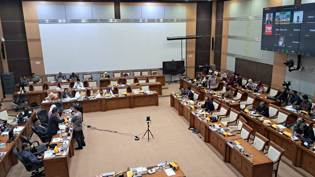 Komisi VIII dan Kemenag lobi-lobi terkait efensiensi biaya haji 2023. Foto: Annisa Thahira/kumparan