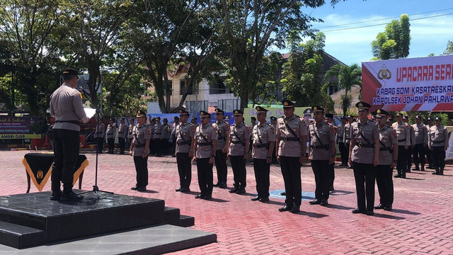 Empat pejabat utama dan dua Kapolsek di jajaran Polres Aceh Barat resmi berganti. Upacara serah terima jabatan (sertijab) ini berlangsung di halaman Mapolres Aceh Barat, Rabu (15/2/2023). Foto: Siti Aisyah/acehkini