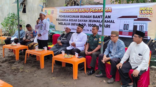 Seremoni peletakan batu pertama pembangunan rumah bantuan keluarga besar Dayah Jeumala Amal melalui Infak Rp 1.000 per hari di Gampong Balee Musa, Kecamatan Bandar Baru, Pidie Jaya, Aceh, Rabu (15/2/2023). Foto: Dok. DJA