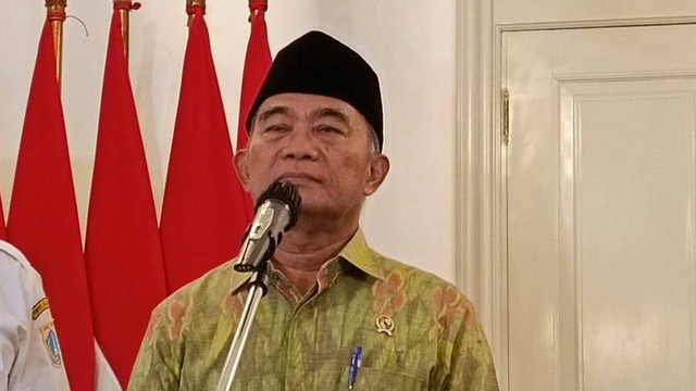 Menko PMK Muhadjir Effendy usai Rapat Koordinasi Penanganan Kemiskinan Ekstrem dan Penanganan Kampung Kumuh di DKI Jakarta di Balai Kota Jakarta, Rabu (15/2).  Foto: Thomas Bosco/kumparan