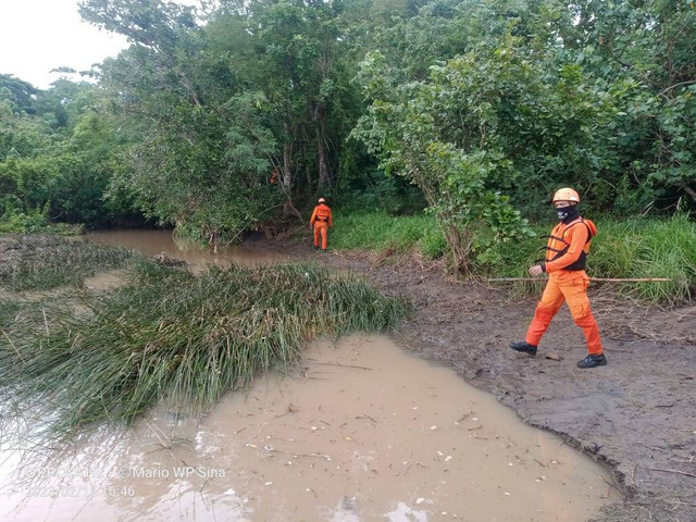 Keterangan foto:Tim SAR saat melakukan pencarian di hilir sungai dan pesisir pantai di Desa Pruda, Rabu (15/2/2023) siang. Foto:Mario WP Sina.