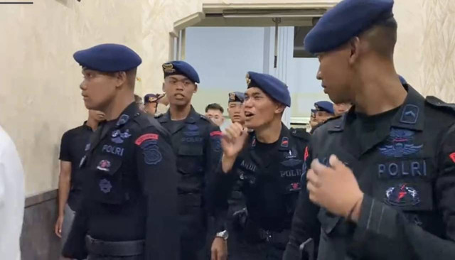 Anggota Brimob berteriak yel-yel saat berjaga di persidangan kasus tragedi Kanjuruhan di Pengadilan Negeri (PN) Surabaya. Foto: Dok. Istimewa