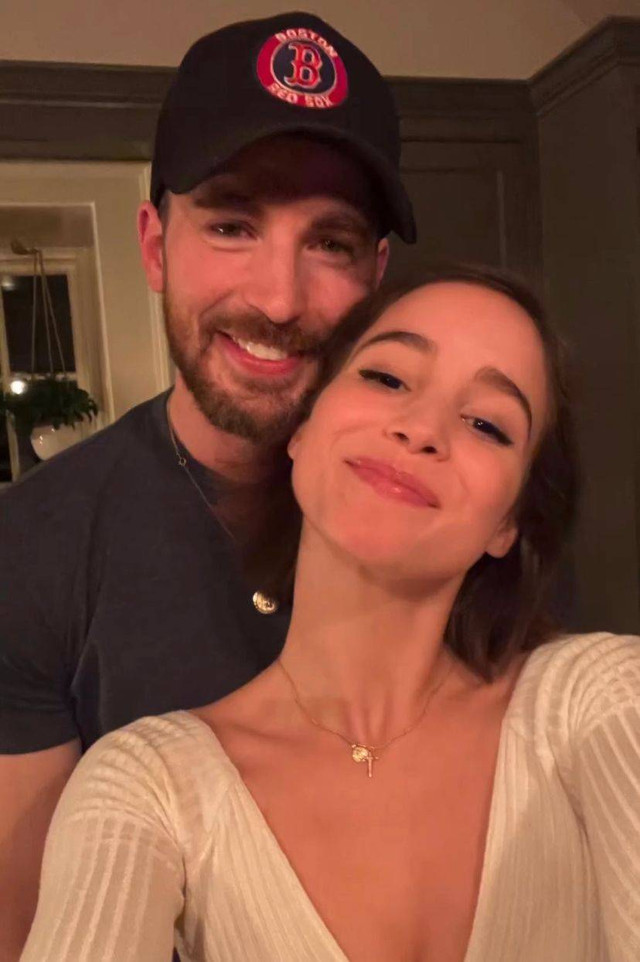 Chris Evans pamerkan kemesraan dengan Alba Baptista. Foto: Instagram/@chrisevans