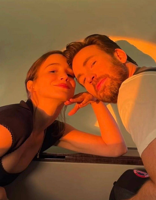 Chris Evans pamerkan kemesraan dengan pacarnya, Alba Baptista. Foto: Instagram/@chrisevans