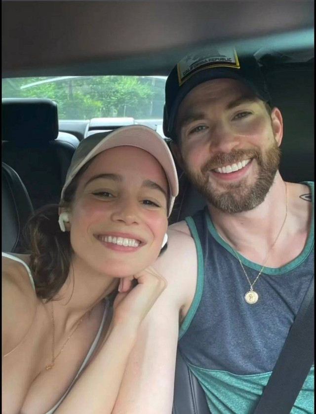 Chris Evans pamerkan kemesraan dengan pacarnya, Alba Baptista. Foto: Instagram/@chrisevans