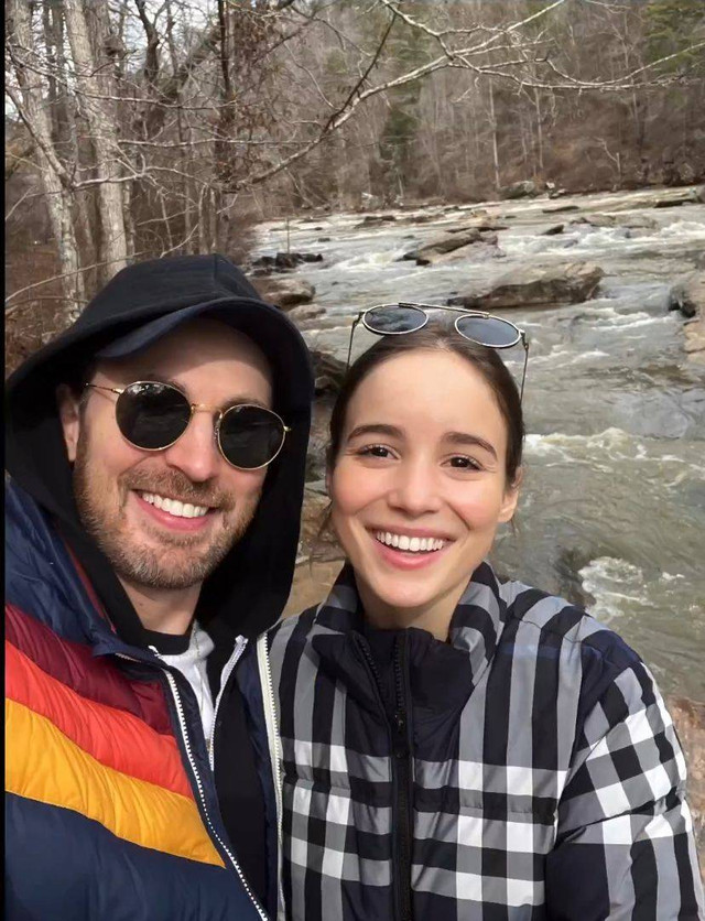 Chris Evans pamerkan kemesraan dengan Alba Baptista. Foto: Instagram/@chrisevans