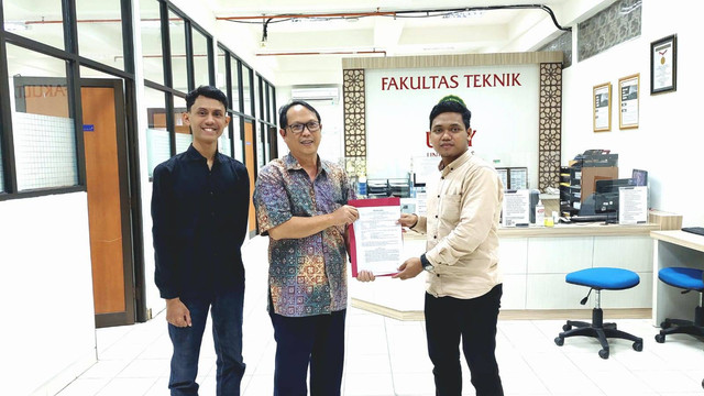 Miftah Maritah (Direktur Utama Porcalabs) Menyerahkan Perjanjian Kerja Sama Digitalisasi Kelembagaan Desa Wisata Kepada Aris Widyo