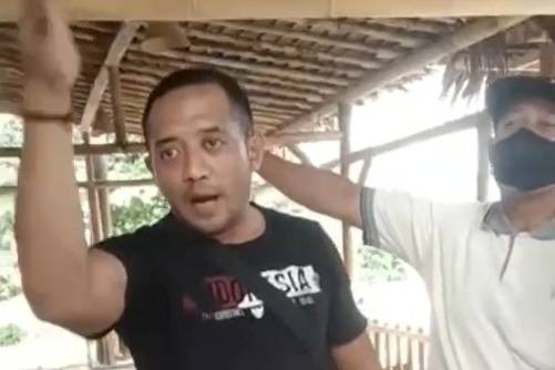 Oknum polisi anggota Direktorat Reserse Narkoba (Ditresnarkoba) Polda Jawa Tengah terlibat cekcok dan rusak mobil dengan senjata laras panjang usai terlibat kecelakaan di Dusun Ngelimut, Kabupaten Kendal.  Foto: Dok. Istimewa