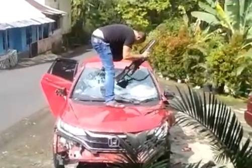 Oknum polisi anggota Direktorat Reserse Narkoba (Ditresnarkoba) Polda Jawa Tengah terlibat cekcok dan rusak mobil dengan senjata laras panjang usai terlibat kecelakaan di Dusun Ngelimut, Kabupaten Kendal.  Foto: Dok. Istimewa