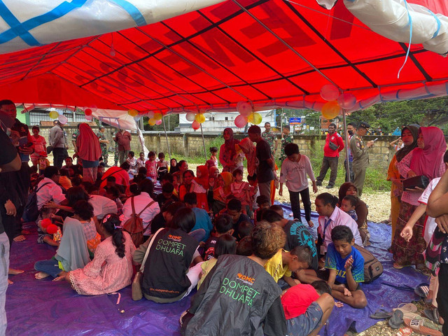 Dompet Dhuafa Papua bersinergi dengan relawan Sekolah Relawan dan LDP Kemensos RI mengadakan kegiatan Psychological First Aid (PFA) di posko pengungsian Hamadi dan posko Bank BTN Taman Mesran, pada Senin (13/2/2023).