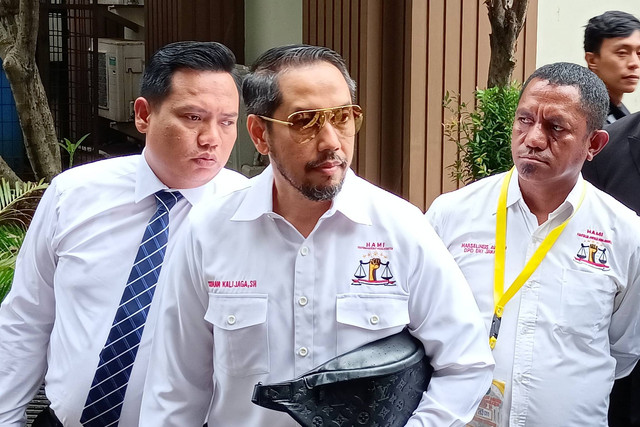 Pengacara Ferry Irawan, Sunan Kalijaga, datangi Pengadilan Agama Jakarta Selatan, Kamis (16/2/2023).
 Foto: Aprilandika Pratama/kumparan