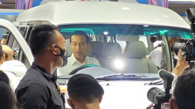 Presiden Jokowi mencoba mobil Esemka Bima Listrik di IIMS 2023 di JIexpo Kemayoran, Kamis (16/2/2023). Foto: Gesit Prayogi/Kumparan