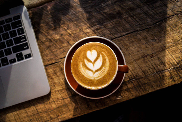 Cafe Murah Buat Nugas di Bandung yang Nyaman/Foto ini hanya ilustrasi dan bukan tempat aslinya. Sumber: Unsplash/Nolan Issac