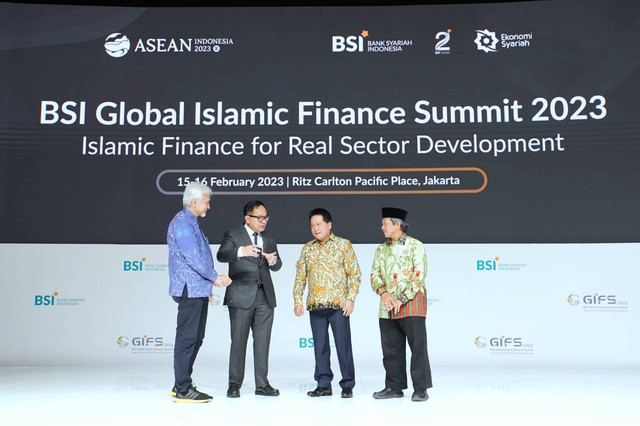 (Kiri-kanan) Komisaris Utama PT Bank Syariah Indonesia Tbk (BSI) Adiwarman Azwar Karim, Wakil Menteri BUMN Kartika Wirjoatmodjo, Direktur Utama BSI Hery Gunardi dan Ketua Dewan Pengawas Syariah BSI Hasanudin saat ceremony acara BSI Global Islamic Finance Summit 2023. Foto: dok. BSI