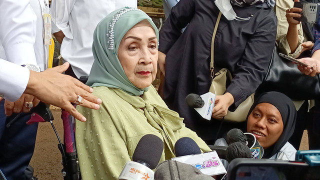 Ibunda Ferry Irawan, Hariati, di Pengadilan Agama Jakarta Selatan, Kamis (16/2/2023). Foto: Aprilandika Pratama/kumparan