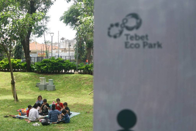 Cara ke Tebet Eco Park naik busway untuk piknik. Foto: Kumparan/Iqbal Firdaus.