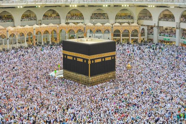 Ilustrasi menunaikan umrah ke Tanah Suci Makkah. Foto: Unsplash/Adli Wahid