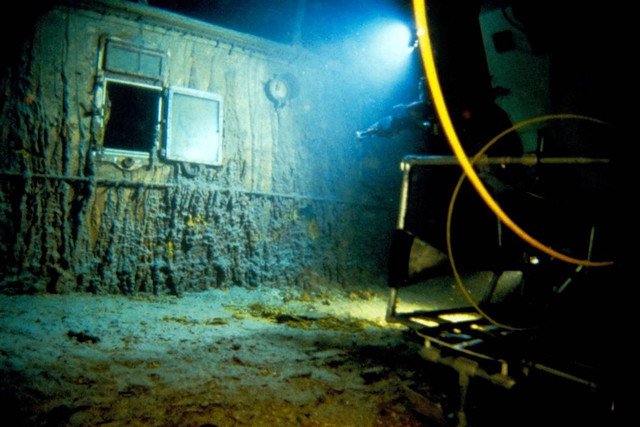 ROV (Kendaraan yang Dioperasikan dari Jarak Jauh) Jason Jr. memeriksa dek Titanic saat menyelam ke reruntuhan, Juli 1986. Foto: Woods Hole Oceanographic Institution/Handout via REUTERS