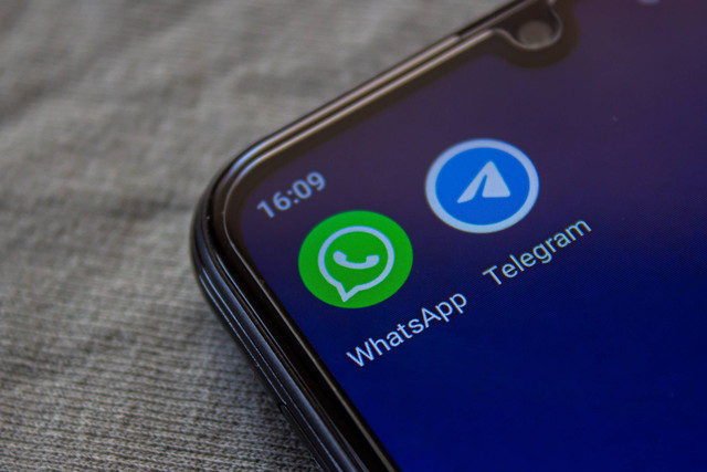 Ilustrasi aplikasi WhatsApp dan Telegram saling berdampingan. Foto: Emre Akkoyun/Shutterstock