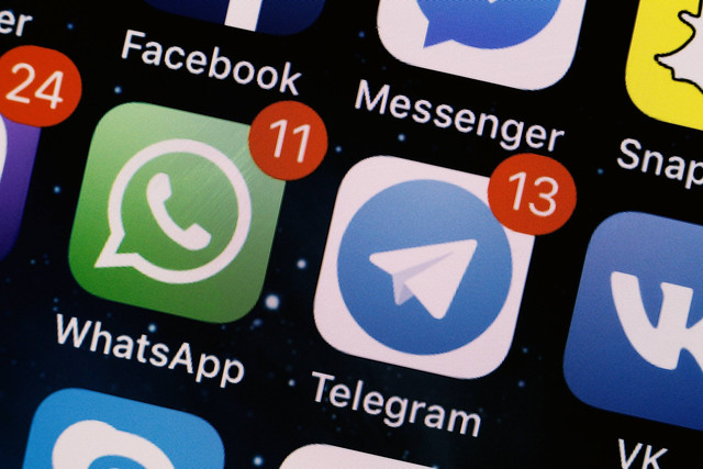 Ilustrasi aplikasi WhatsApp dan Telegram saling berdampingan. Foto: AlexandraPopova/Shutterstock