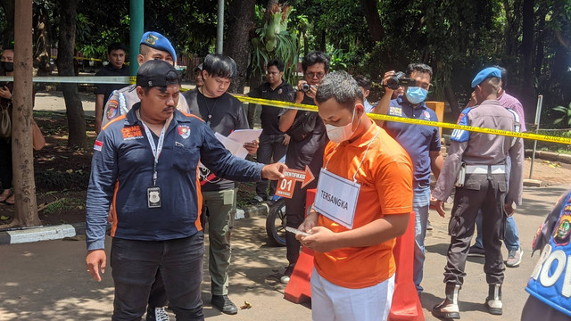 Rekonstruksi kasus pembunuhan sopir taksi online di Depok, Jawa Barat, Kamis (16/2/2023). Foto: Jonathan Devin/kumparan