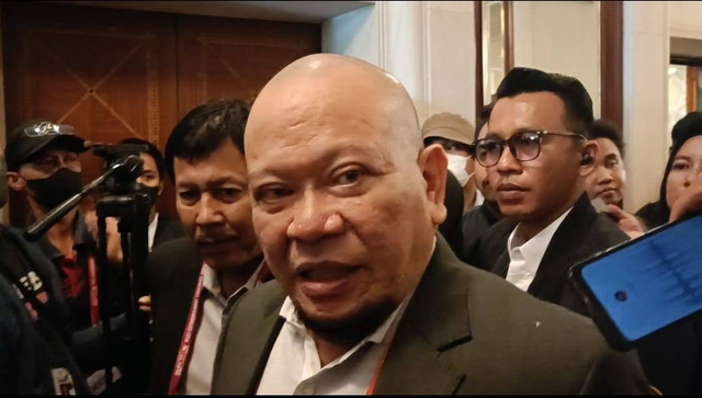 La Nyalla Mattalitti meninggalkan ruangan KLB setelah tak terpilih sebagai Ketum PSSI di Hotel Shangri-La, Jakarta, Kamis (16/2/2023). Foto: Thomas Bosco/kumparan