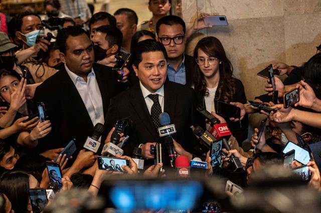 Ditemani Tsamara Amany (kanan), Menteri BUMN Erick Thohir usai dirinya diangkat jadi Ketum PSSI dalam Kongres Luar Biasa Persatuan Sepak Bola Seluruh Indonesia (KLB PSSI) 2023 di Jakarta, Kamis (16/2/2023). Foto: Aprillio Akbar/ANTARA FOTO