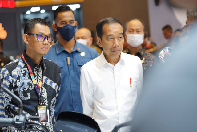 Presiden Jokowi saat menghadiri The 30th IIMS 2023 di Jiexpo Kemayoran Jakarta, Kamis (16/2/2023). Foto: Dok. PLN