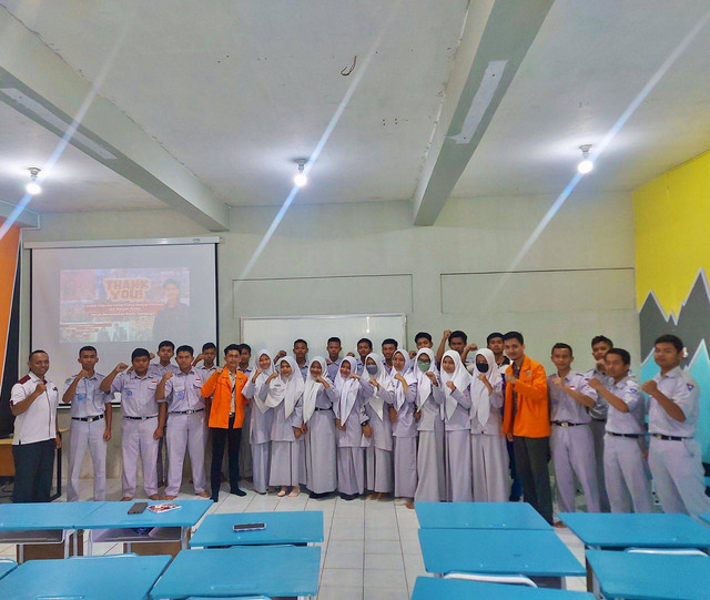 Foto bersama pasca sosialisasi dan praktek public speaking oleh mahasiswa KKN Reguler UAD Periode 101 Unit XXI.B.1 dengan Pengurus IPM, PMR dan PKS SMK Muhammadiyah 1 Playen
