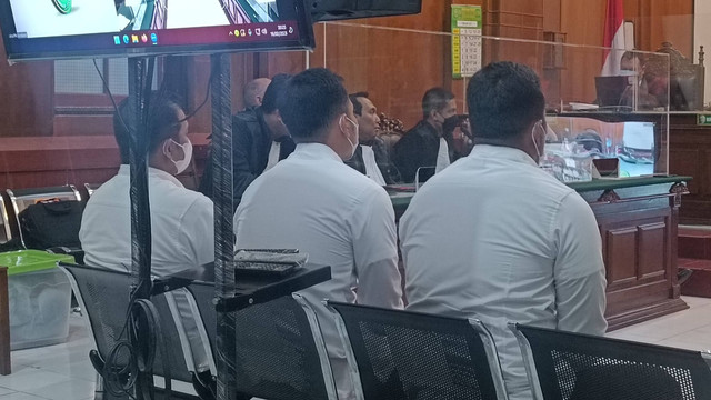 Tiga terdakwa tragedi Kanjuruhan menjalani sidang lanjutan tragedi Kanjuruhan di Pengadilan Negeri (PN) Surabaya, Kamis (16/2). Foto: Farusma Okta Verdian/kumparan